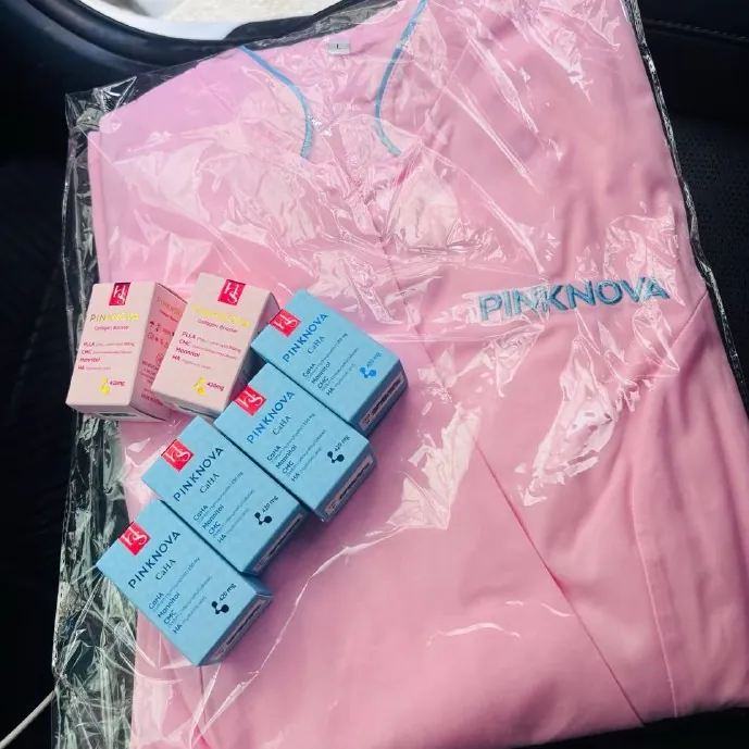 Розовый медицинский костюм с вышивкой PINKNOVA и коробки препаратов